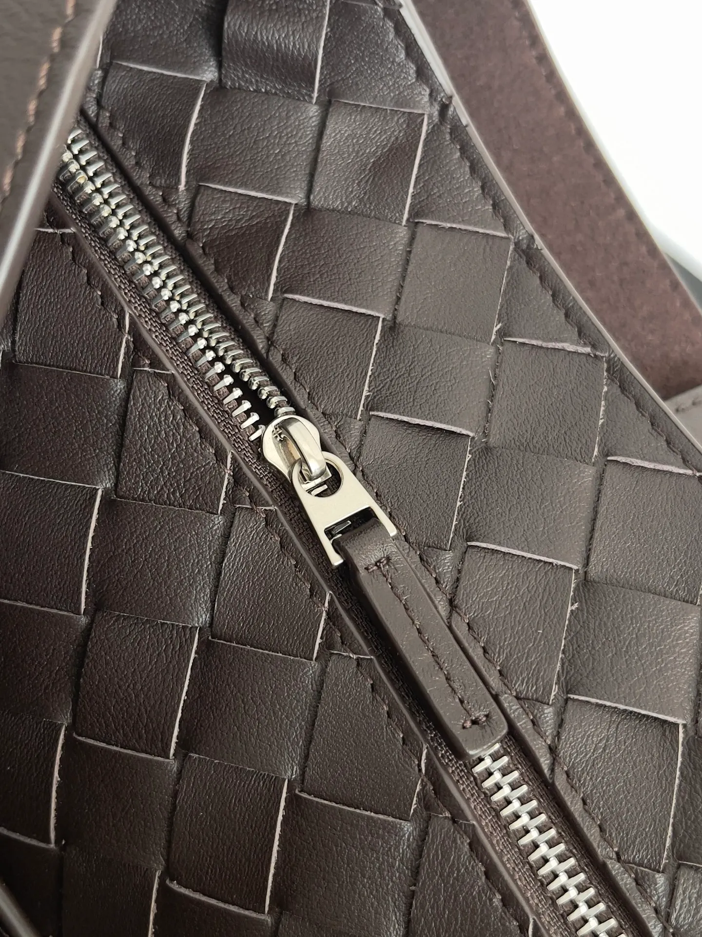 Batch 2960 BV The all-leather Andiamo is new, a very casual splayed buckle bag, which also means that its weight is very light, which greatly reduces our burden when going out for shopping. It can be carried cross-body, hand-held, or carried under the armpit. Taking into account the different backpacking habits of people, the simple design brings us more inspiration. Matched with various keychains and dolls, it will become the finishing touch in the outfit. Medieval style and modern style can also be perfectly blended🫧🫧 Style number: 806010 Size: 42*35*18cm